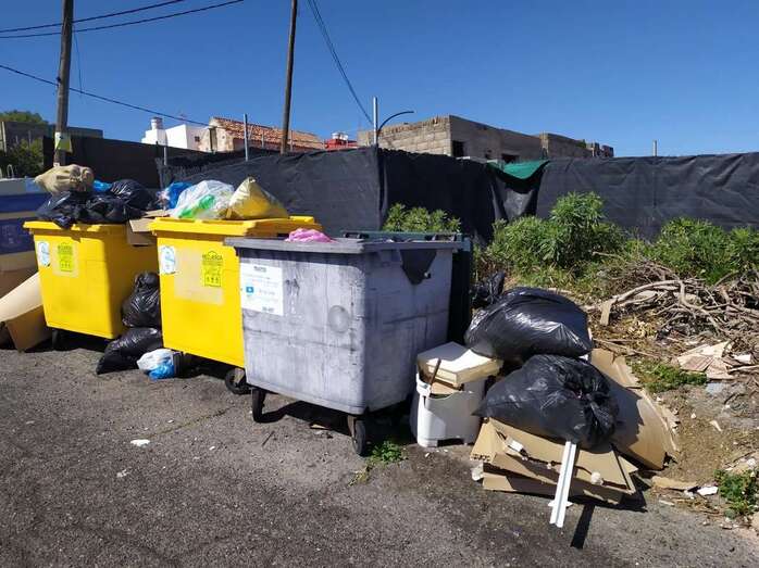Los vecinos protestan ante las carencias del servicio de limpieza (Foto TA)